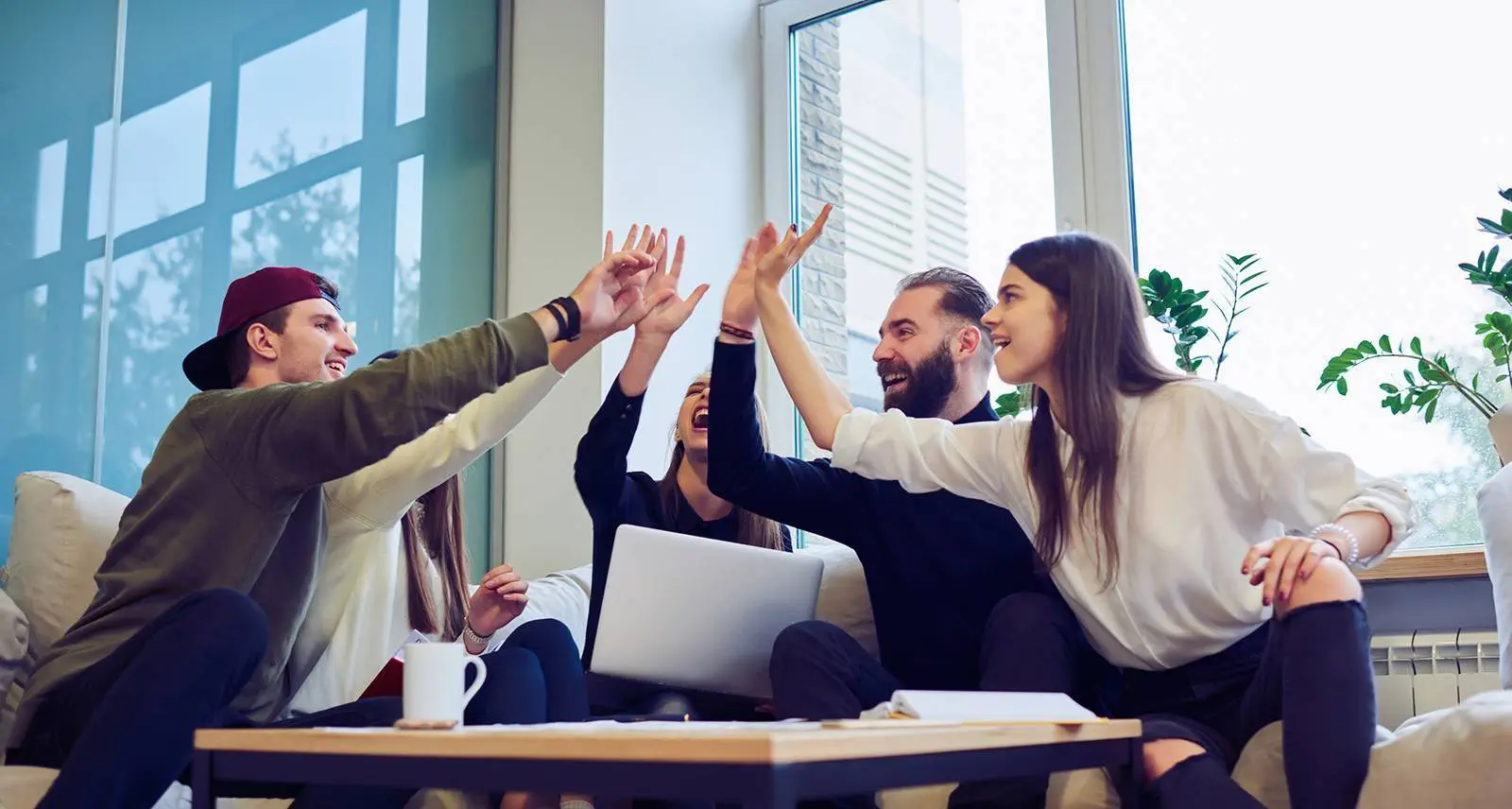 eine gruppe von studenten feiert großartige teamarbeit