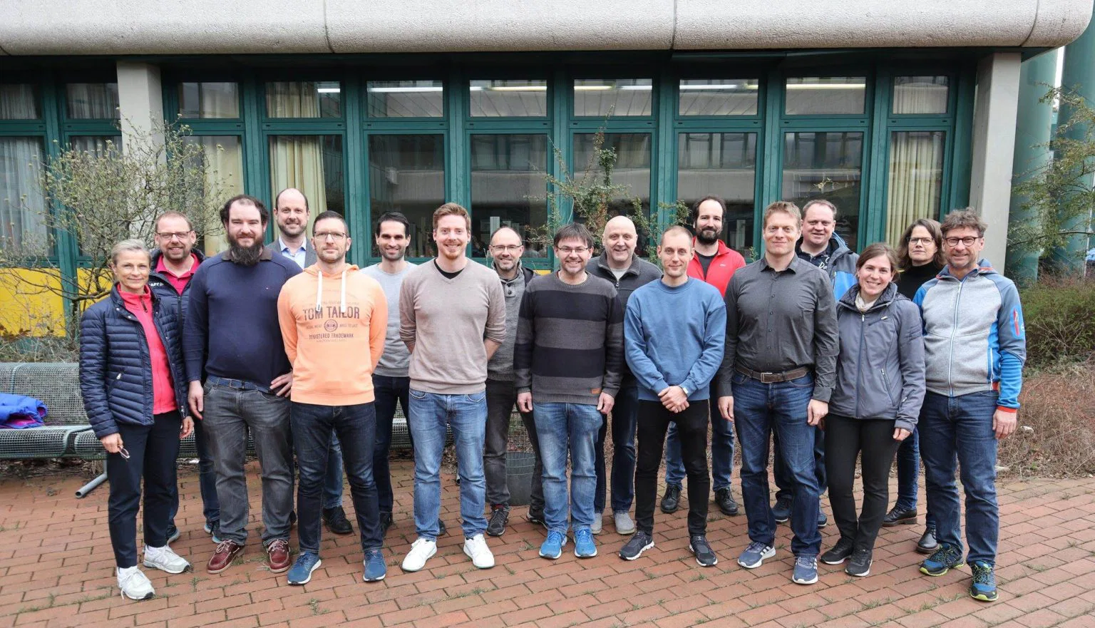 Ein Foto des gesamten Lehrerkollegiums der Technikerschule Neumarkt