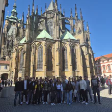 Prager Burg mit Abschlussklassen