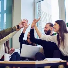 eine gruppe von studenten feiert großartige teamarbeit